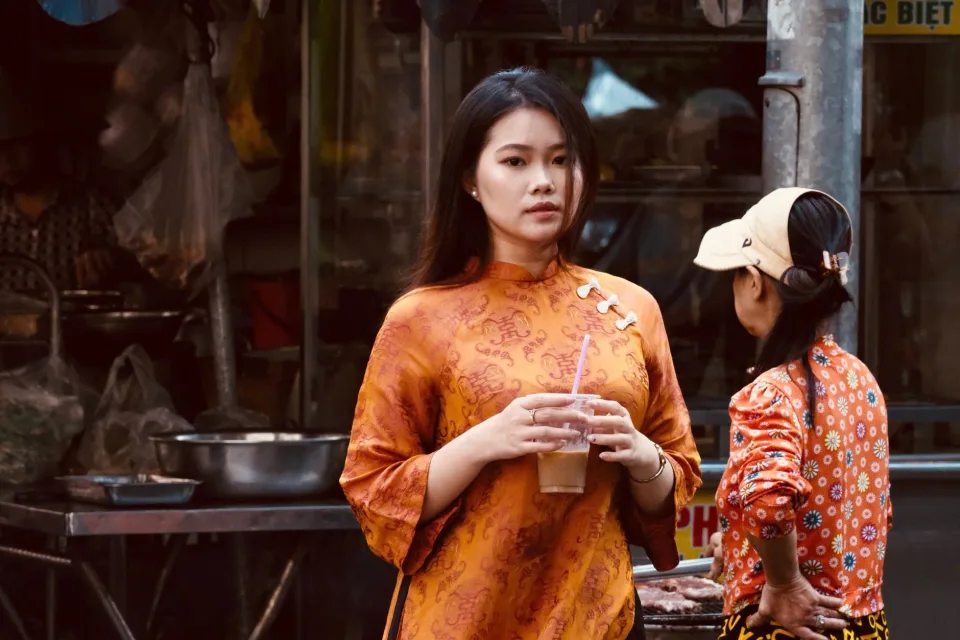 Ly trà trái cây trên bàn gỗ