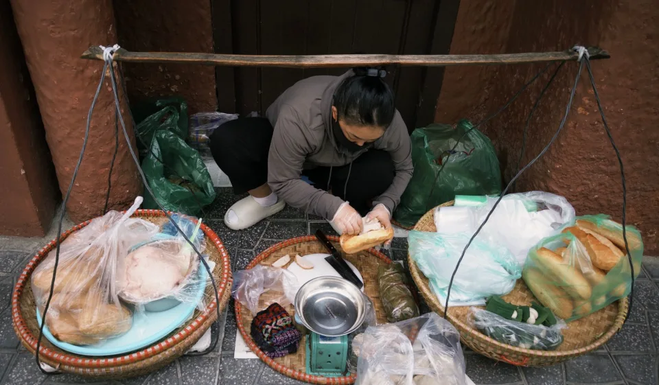 Phin cà phê đang nhỏ giọt